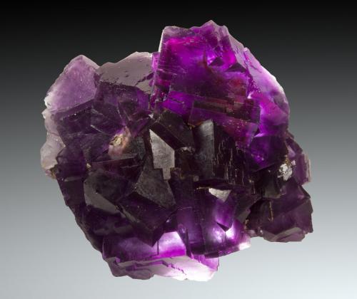 Fluorita<br />La Cabaña, Valdelmar, zona minera de Berbes, Berbes, Ribadesella, Comarca Oriente, Principado de Asturias (Asturias), España<br />19 x 15cm, cristales hasta 5cm de arista<br /> (Autor: Raul Vancouver)