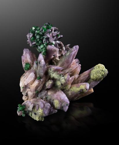 Prehnite<br />Mina Jeffrey, Asbestos, Les Sources RCM, Estrie, Québec, Canadá<br />5.5 x 4 x 5.5 cm / main crystal: 3.0 cm<br /> (Author: MIM Museum)