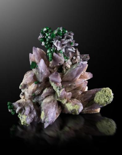 Prehnite<br />Jeffrey Mine, Asbestos, Les Sources RCM, Estrie, Québec, Canada<br />5.5 x 4 x 5.5 cm / main crystal: 3.0 cm<br /> (Author: MIM Museum)