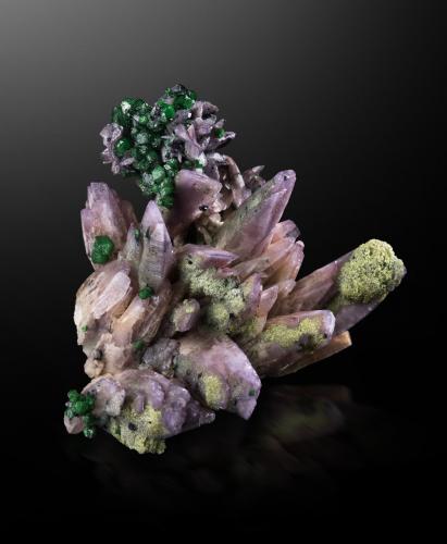 Prehnita<br />Mina Jeffrey, Asbestos, Les Sources RCM, Estrie, Québec, Canadá<br />5.5 x 4 x 5.5 cm / cristal principal: 3 cm<br /> (Autor: Museo MIM)