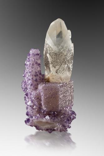 Calcite<br />Departamento Artigas, Uruguay<br />13 x 13 x 27 cm / main crystal: 15.0 cm<br /> (Author: MIM Museum)