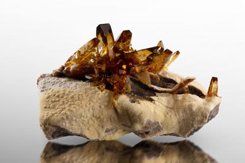 Baryte<br />Elk Creek, Dalzell, Condado Meade, South Dakota, USA<br />16.5 x 13.5 x 9 cm / main crystal: 8.0 cm<br /> (Author: MIM Museum)