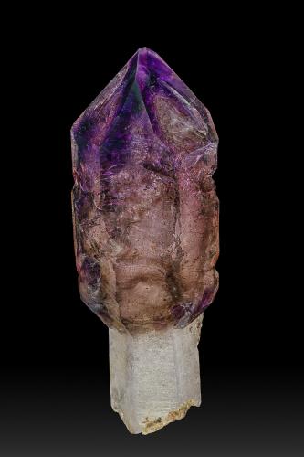 Quartz (variety smoky quartz), Quartz (variety amethyst)<br />Chibuku Mine, Zambezi Valley, Mashonaland West, Zimbabwe<br />11.0 x 3.7 cm<br /> (Author: am mizunaka)