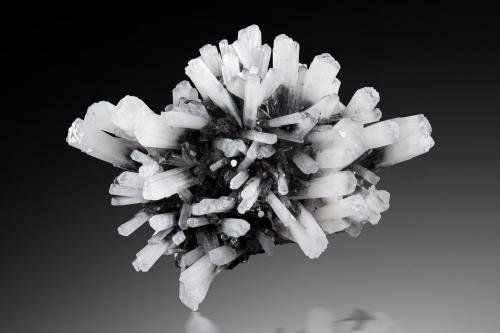Hemimorphite<br />Potosí Mine, Santo Domingo (Francisco Portillo), Santa Eulalia District, Municipio Aquiles Serdán, Chihuahua, Mexico<br />12 x 10 x 6 cm / main crystal: 3.3 cm<br /> (Author: MIM Museum)