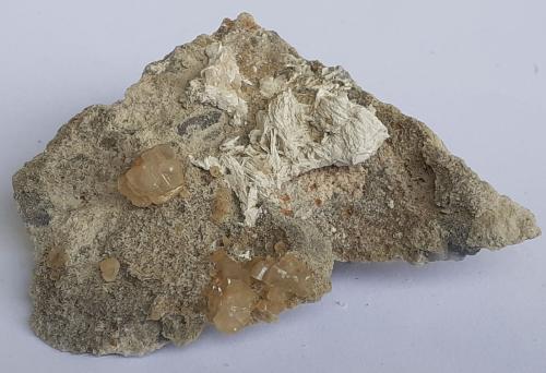 Calcite, Baryte<br />Lead mines, Obernberg am Brenner, Innsbruck-Land District, Tyrol/Tirol, Austria<br />6 x 5,5 cm<br /> (Author: Volkmar Stingl)