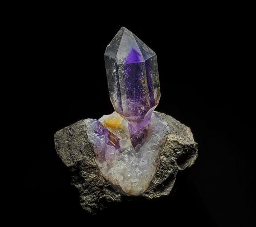 Quartz (variety amethyst)<br />Goboboseb Mountains, Brandberg area, Erongo Region, Namibia<br />4.3 x 5.8 cm<br /> (Author: am mizunaka)