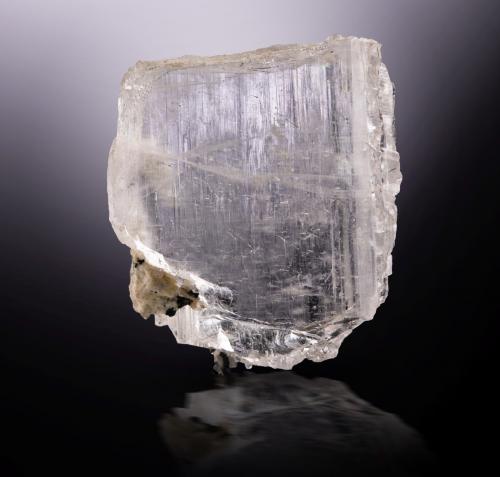 Barylite<br />Prospección Tantara, Loe Shilman carbonatita, Distrito Khyber, Provincia Khyber Pakhtunkhwa, Paquistán<br />4 x 1.5 x 4 cm<br /> (Author: MIM Museum)