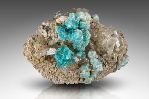 Chabazita-Ca<br />Glaciar Miage, Valle Veny, Macizo Monte Bianco (Macizo Mont Blanc), Courmayeur, Valle de Aosta (Val d'Aosta), Italia<br />12 x 9 x 6.5 cm / cristal principal: 2 cm<br /> (Autor: Museo MIM)