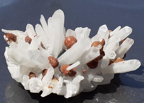 Quartz (variety Milky Quartz), Siderite, Sphalerite<br />Mina Stan Trg (Stan Terg, Stari Trg), Complejo Trepča, Valle Trepča, Kosovska Mitrovica, Distrito Kosovska Mitrovica, Kosovo<br />5 x 3,5 cm<br /> (Author: Volkmar Stingl)