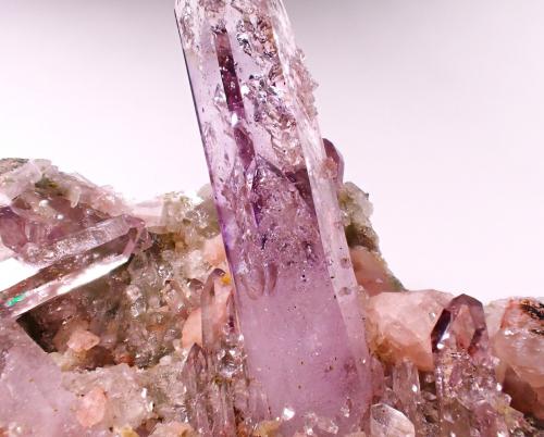 Quartz ((variety amethyst), Calcite<br />Monte Erongo, Usakos, Región Erongo, Namibia<br />112 mm x 83 mm x 60 mm<br /> (Author: Don Lum)