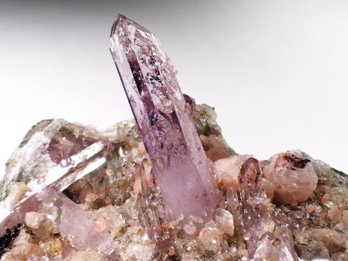 Quartz ((variety amethyst), Calcite<br />Monte Erongo, Usakos, Región Erongo, Namibia<br />112 mm x 83 mm x 60 mm<br /> (Author: Don Lum)