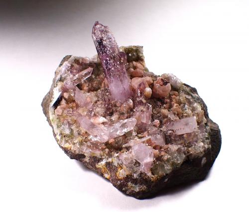 Quartz (variety amethyst), Calcite<br />Monte Erongo, Usakos, Región Erongo, Namibia<br />112 mm x 83 mm x 60 mm<br /> (Author: Don Lum)