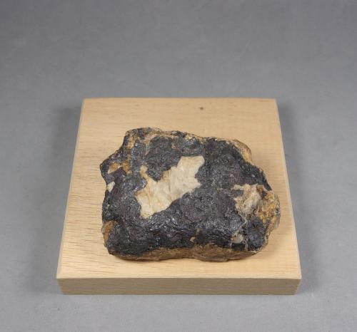 Miargirita [Miargyrite]<br />Hiendelaencina, Comarca Serranía de Guadalajara, Guadalajara, Castilla-La Mancha, España<br />6,2 × 4,8 × 1,9 cm.  119,53 g.<br /> (Autor: J. G. Alcolea)