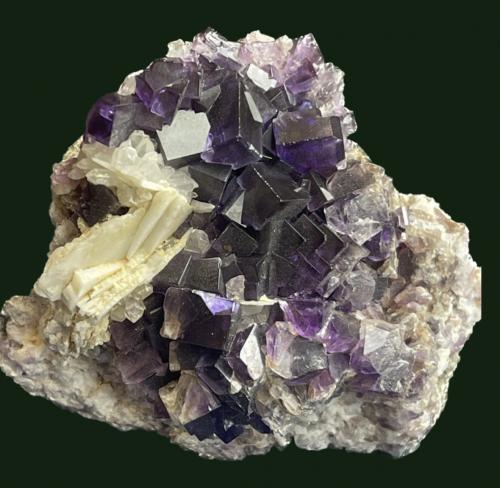 Fluorita<br />Cantera de Los Cobayos (La Paredona), zona minera de Berbes, Los Cobayos, Berbes, Ribadesella, Comarca Oriente, Principado de Asturias (Asturias), España<br />7x6cm<br /> (Autor: castrominerals)