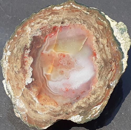 Quartz (variety Agate)<br />Fréjus, Var, Provence-Alpes-Côte d'Azur, Francia<br />4,2 x 3,6 cm<br /> (Author: Volkmar Stingl)