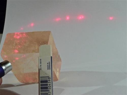 Por último, el laser incide en el cristal en dirección mas o menos perpendicular al eje óptico. Se produce una difracción múltiple ¿¿¿??? (Autor: Josele)