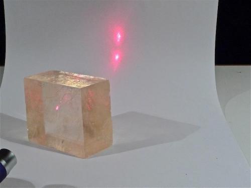 Aquí un haz de luz laser atravesando el mismo romboedro de calcita. El haz se divide en dos. (Autor: Josele)
