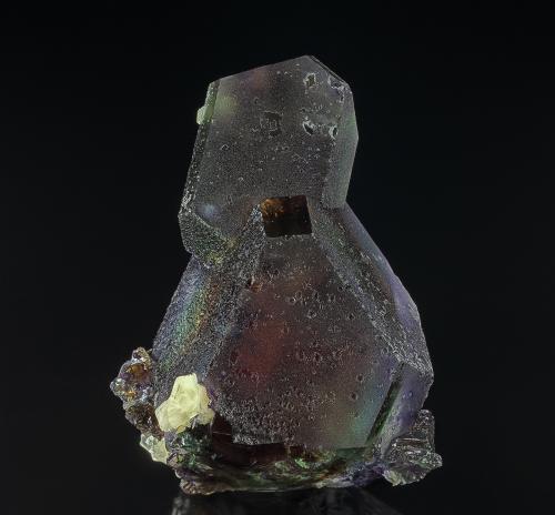 Fluorite<br />Erongorus 166 farm / Bergsig 167 farm, Karibib District, Erongo Region, Namibia<br />6.7 x 5.4 cm<br /> (Author: am mizunaka)