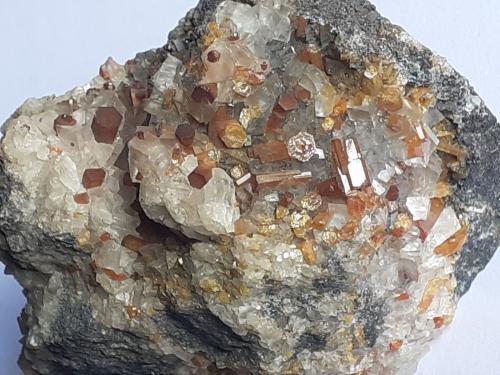 Vanadinite, Dolomite<br />Distrito minero Hochobir, Monte Hochobir, Eisenkappel-Vellach, Distrito Völkermarkt, Carintia/Kärnten, Austria<br />7 x 4,5 cm<br /> (Author: Volkmar Stingl)