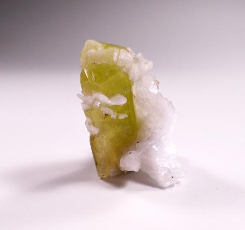 Brazilianite, Albite (variety cleavelandite)<br />Telírio claim, Linópolis, Divino das Laranjeiras, Vale do Rio Doce, Minas Gerais, Brazil<br />37 mm x 20 mm x 25 mm<br /> (Author: Don Lum)