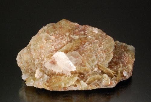 Siderite and Calcite<br />La Mure minas de carbón, La Mure, Matheysine-Trièves, Grenoble, Isère, Auvergne-Rhône-Alpes, Francia<br />6.6 x 4.5 x 3.6 cm<br /> (Author: Michael Shaw)
