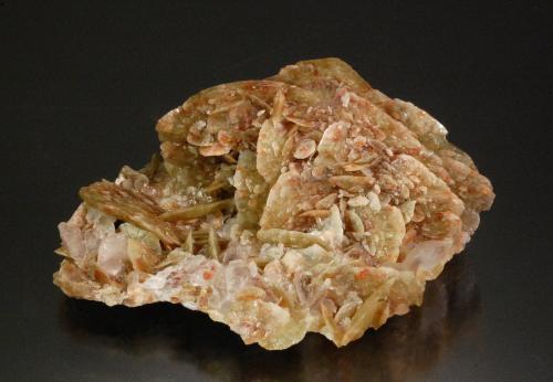 Siderite and Calcite<br />La Mure minas de carbón, La Mure, Matheysine-Trièves, Grenoble, Isère, Auvergne-Rhône-Alpes, Francia<br />6.6 x 4.5 x 3.6 cm<br /> (Author: Michael Shaw)