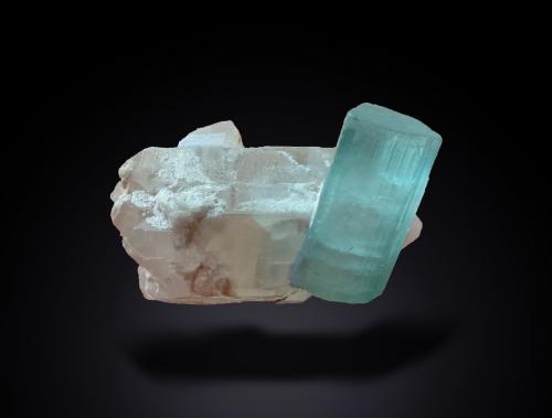 Beryl (variety aquamarine) and Quartz (variety smoky)<br />Shigar District, Gilgit-Baltistan (Northern Areas), Pakistan<br />35 mm x 22 mm x 16 mm<br /> (Author: Firmo Espinar)