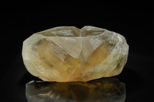 Quartz (variety citrine)<br />Warialda Creek prospects, Delungra, Murchison County, New South Wales, Australia<br />6.5 x 3.1 cm<br /> (Author: am mizunaka)