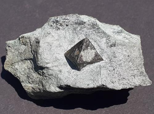 Magnetite<br />Pfitscher Joch, Zamsergrund, Mayrhofen, Distrito Schwaz, Tirol Norte, Tirol, Austria<br />6 x 4 cm<br /> (Author: Volkmar Stingl)