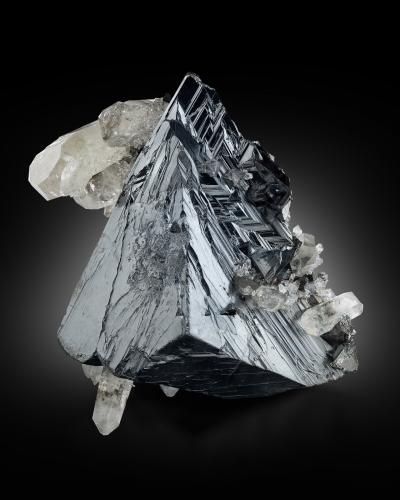 Tetrahedrite<br />Huanzala Mine, Huallanca District, Dos de Mayo Province, Huánuco Department, Peru<br />9 x 9 x 7 cm / main crystal: 8.0 cm<br /> (Author: MIM Museum)