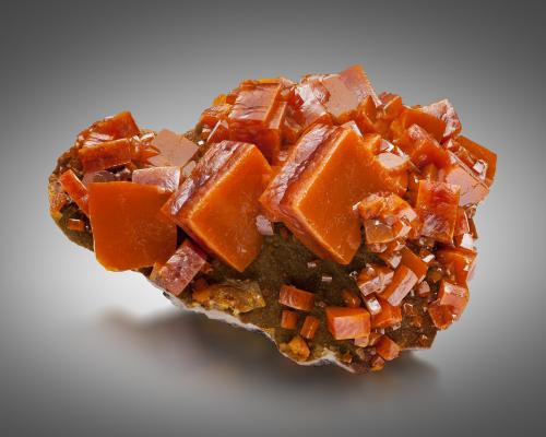 Wulfenita<br />Mina Erupción (Mina Ahumada), Sierra de Los Lamentos, Municipio Ahumada, Chihuahua, México<br />10 x 8.5 x 6 cm / cristal principal: 3 cm<br /> (Autor: Museo MIM)