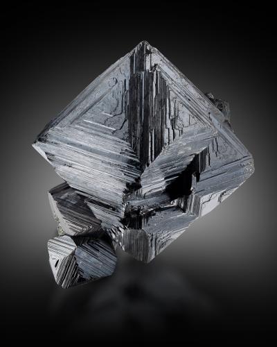 Magnetite<br />Pico Laila, Cordillera Karakorum, Distrito Shigar, Gilgit-Baltistan (Áreas del Norte), Paquistán<br />5 x 5.5 x 3.5 cm / main crystal: 4.4 cm<br /> (Author: MIM Museum)