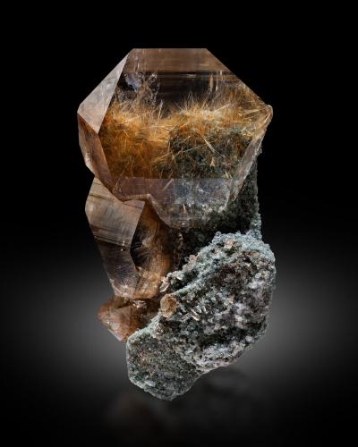 Quartz<br />Kullu District, Himachal Pradesh, India<br />16.5 x 9 x 6.5 cm / main crystal: 9.7 cm<br /> (Author: MIM Museum)