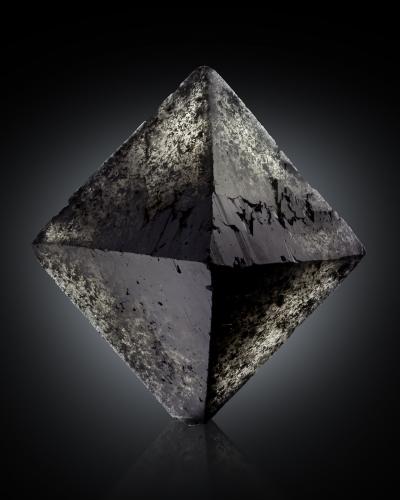 Scheelite<br />Hexigten Banner (Kèshíkèténg Qí), Chifeng (Ulanhad), Inner Mongolia Autonomous Region, China<br />4 x 4 x 3 cm<br /> (Author: MIM Museum)