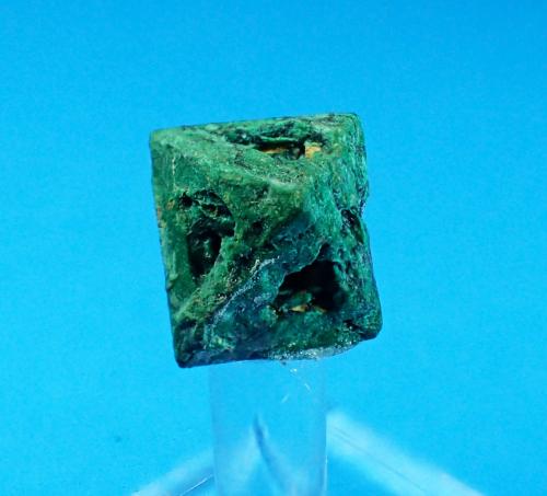 Malachite after Cuprite<br />Chessy-les-Mines, Les Bois d'Oingt, Villefranche-sur-Saône, Rhône, Auvergne-Rhône-Alpes, France<br />10 mm x 9 mm x 9 mm<br /> (Author: Don Lum)