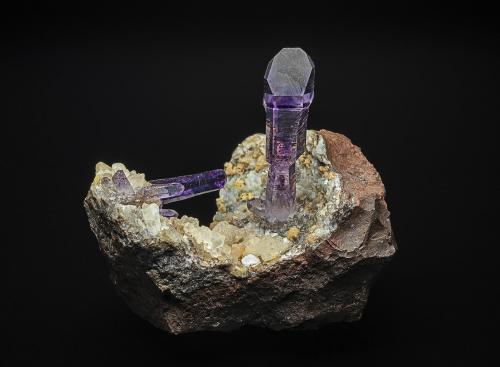 Quartz (variety amethyst)<br />Goboboseb Mountains, Brandberg area, Erongo Region, Namibia<br />5.0 x 4.9 cm<br /> (Author: am mizunaka)