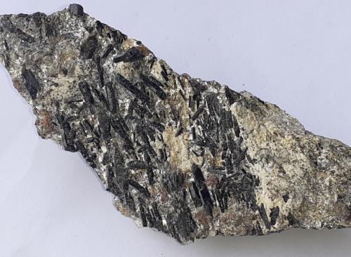 Tourmaline (variety Schorl)<br />Finstertal, Kühtai, Silz, Distrito Imst, Tirol Norte, Tirol, Austria<br />10 x 3,5 cm.<br /> (Author: Volkmar Stingl)