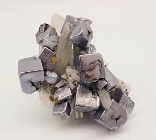 Galena, Cuarzo, Calcopirita<br />Madan mining area, Rhodope Mountains, Smolyan Oblast, Bulgaria<br />76 mm x 71 mm. Cristales mayores: galena 14 mm de arista, cuarzo 38 mm de altura, calcopirita ~4 mm de arista. Masa: 214 g.<br /> (Autor: Carles Millan)