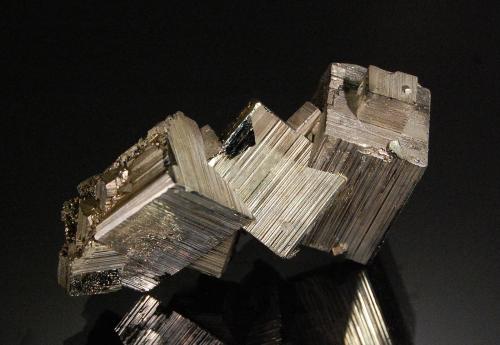 Pyrite<br />Dalnegorsk, Distrito urbano Dalnegorsk, Primorsky Krai, Rusia<br />5.2 x 2.8 x 2.2 cm<br /> (Author: Michael Shaw)
