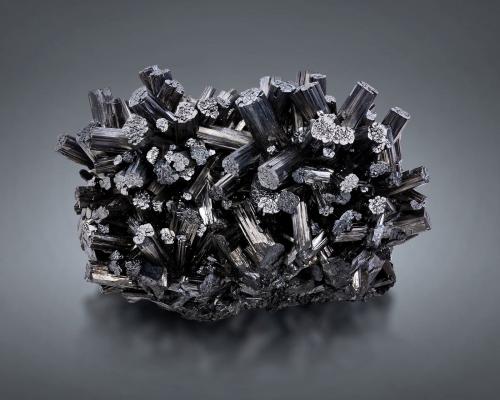 Manganite<br />Ilfeld, Nordhausen, Distrito Nordhausen, Turingia/Thüringen, Alemania<br />7 x 9 x 6 cm / main crystal: 1.8 cm<br /> (Author: MIM Museum)