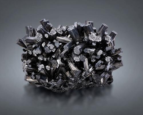 Manganite<br />Ilfeld, Nordhausen, Nordhausen District, Thuringia/Thüringen, Germany<br />7 x 9 x 6 cm / main crystal: 1.8 cm<br /> (Author: MIM Museum)