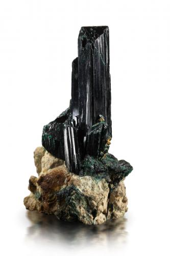 Atacamite<br />New Cornwall Mine, Kadina, Yorke Peninsula, South Australia, Australia<br />2.5 x 3 x 5 cm / main crystal: 3.5 cm<br /> (Author: MIM Museum)