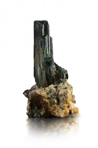 Atacamite<br />New Cornwall Mine, Kadina, Yorke Peninsula, South Australia, Australia<br />2.5 x 3 x 5 cm / main crystal: 3.5 cm<br /> (Author: MIM Museum)