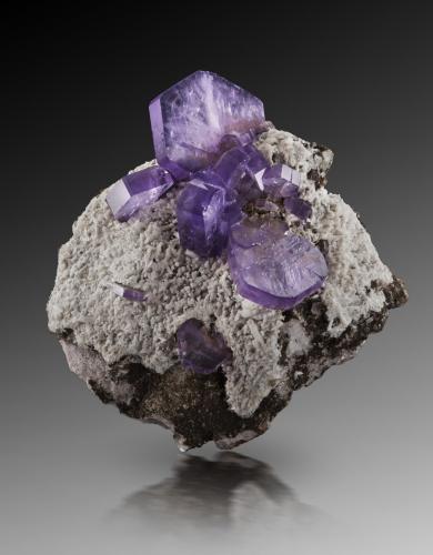 Fluorapatite<br />Pegmatita Dara-i-Pech, Distrito Chapa Dara, Provincia Kunar (Konar), Afganistán<br />6 x 4.5 x 6 cm / main crystal: 2.1 cm<br /> (Author: MIM Museum)