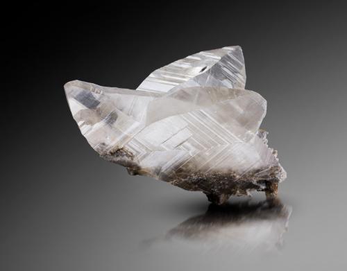 Quartz (japan law twin)<br />Brumado, Bahia, Región Nordeste, Brasil<br />6 x 6.5 x 11.5 cm / main crystal: 11.3 cm<br /> (Author: MIM Museum)