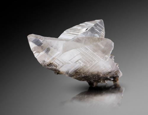 Quartz (japan law twin)<br />Brumado, Bahia, Northeast Region, Brazil<br />6 x 6.5 x 11.5 cm / main crystal: 11.3 cm<br /> (Author: MIM Museum)