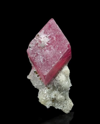 Rhodochrosite, Quartz<br />Sunnyside Mine group (American Tunnel Mine), Bonita Peak, Gladstone, Eureka District, San Juan County, Colorado, USA<br />3.2 x 1.4 cm<br /> (Author: am mizunaka)