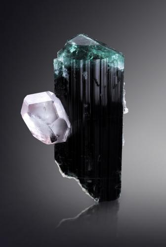 Beryl (variety morganite) on Elbaite (variety indicolite)<br />Provincia Laghman, Afganistán<br />7 x 5.5 x 11 cm / main crystal: 4.4 cm<br /> (Author: MIM Museum)