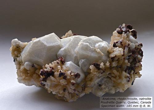 Analcime<br />Cantera Poudrette, Mont Saint-Hilaire, La Vallée-du-Richelieu RCM, Montérégie, Québec, Canadá<br /><br /> (Author: Roger Warin)
