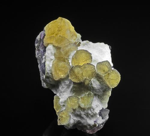Fluorite<br />Wuyi ore field, Wuyi, Jinhua Prefecture, Zhejiang Province, China<br />6.8 x 4.8 cm<br /> (Author: am mizunaka)
